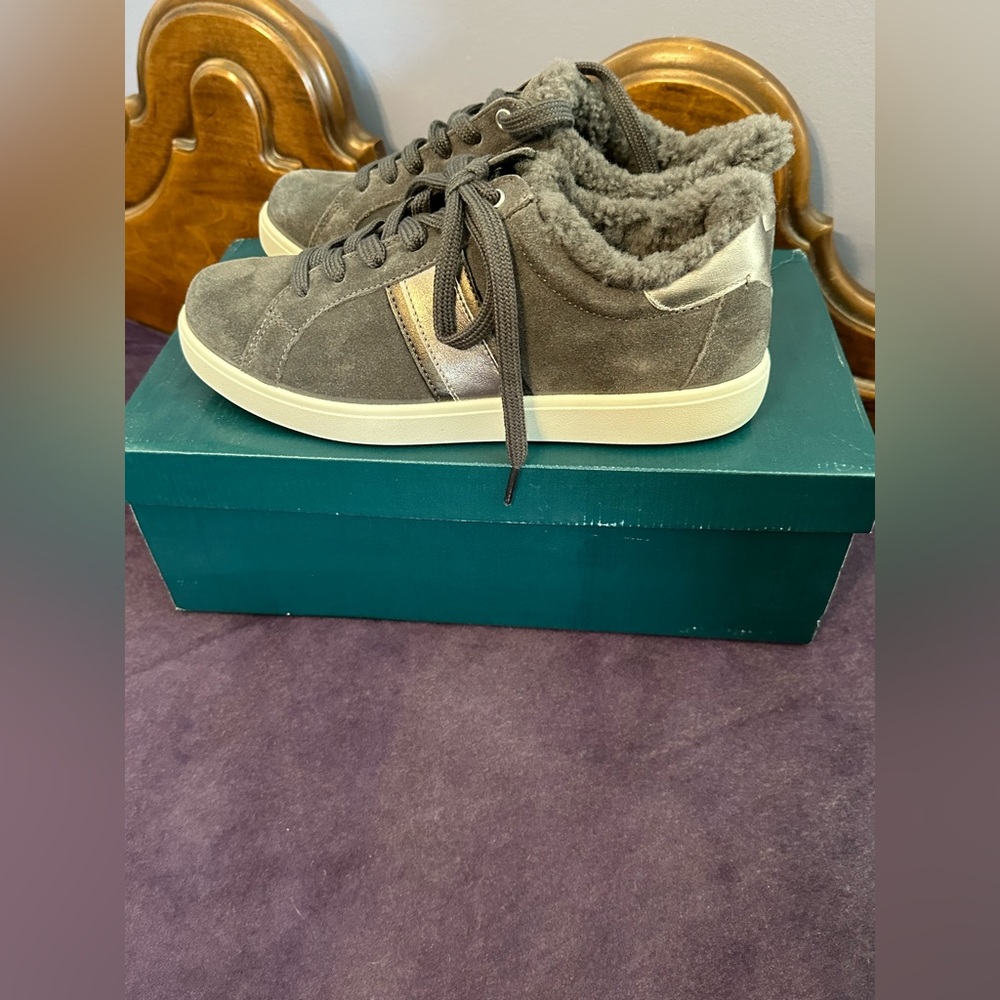 Hotter Dash Sneaker in Smokey Grey in size 8.5 EEE.